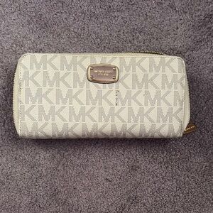 Michael Kors Cream Wallet (Large)